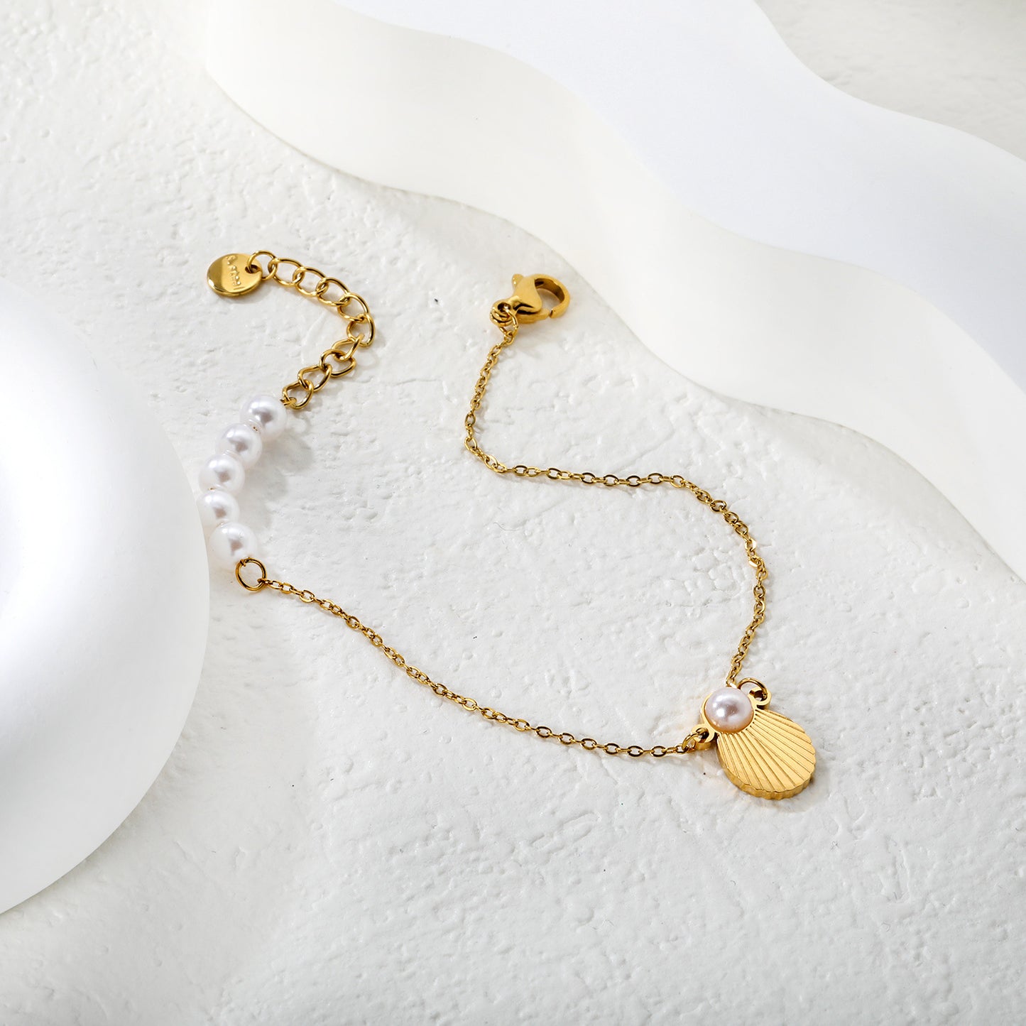 Wholesale Waterproof PVD Gold Pearl & Sculpted Shell Dainty Bracelet