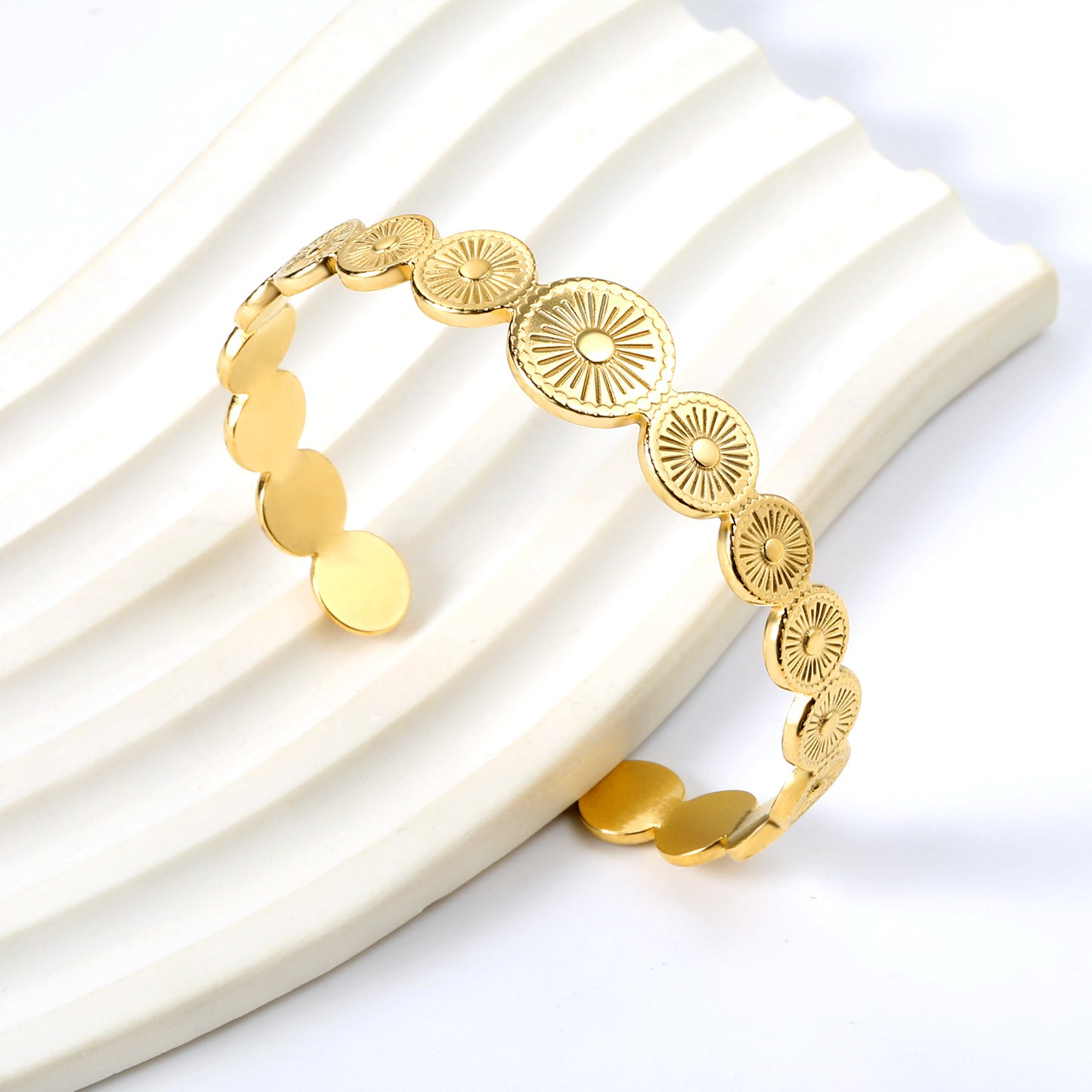 18kgold-radial-pattern-open-design