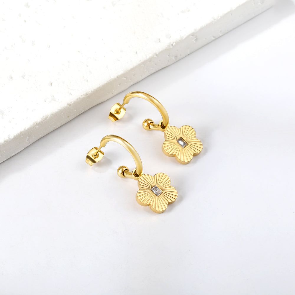 Wholesale 18K Gold Sweet and Charming Flower Diamond Stud Earrings