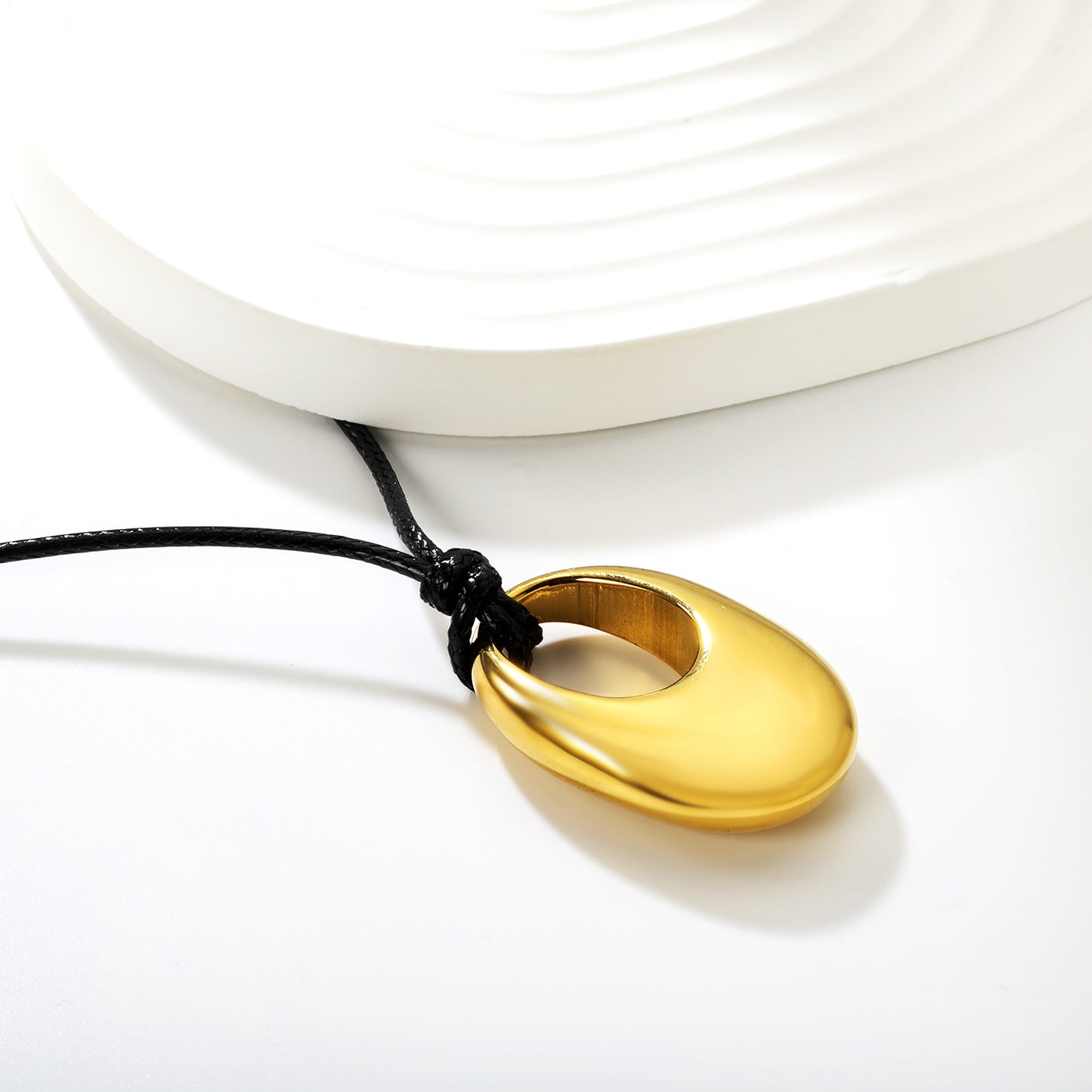 Wholesale Waterproof PVD Leather Cord Oval Ring Pendant Necklace