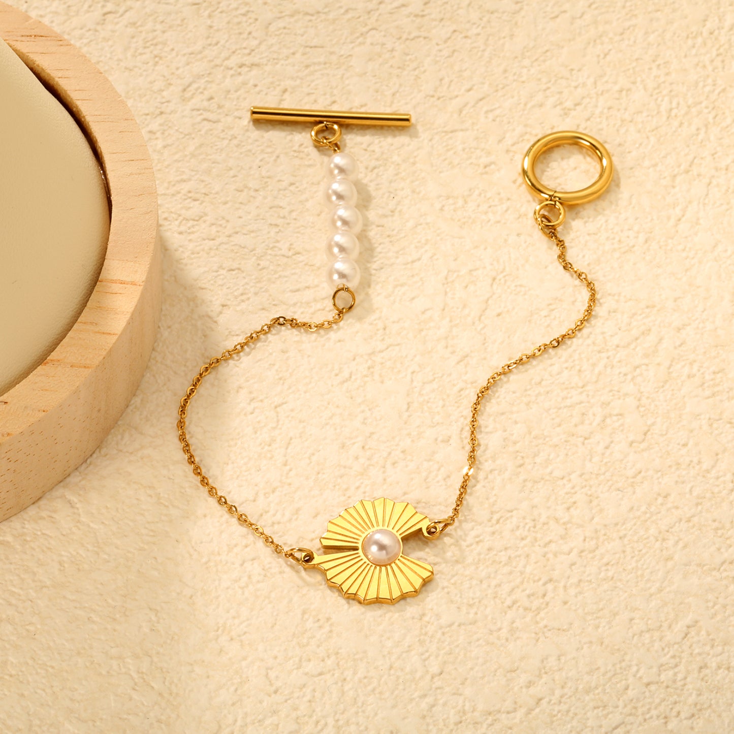 Delicate Light Luxury PVD Gold Pearl Pendant Bracelet Waterproof