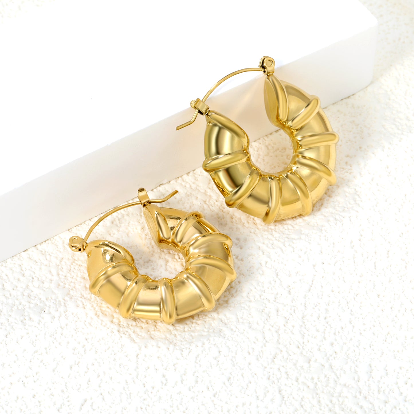 Wholesale Leaf - Adorned Gold U - shaped Earrings for Jewelry Suppliers