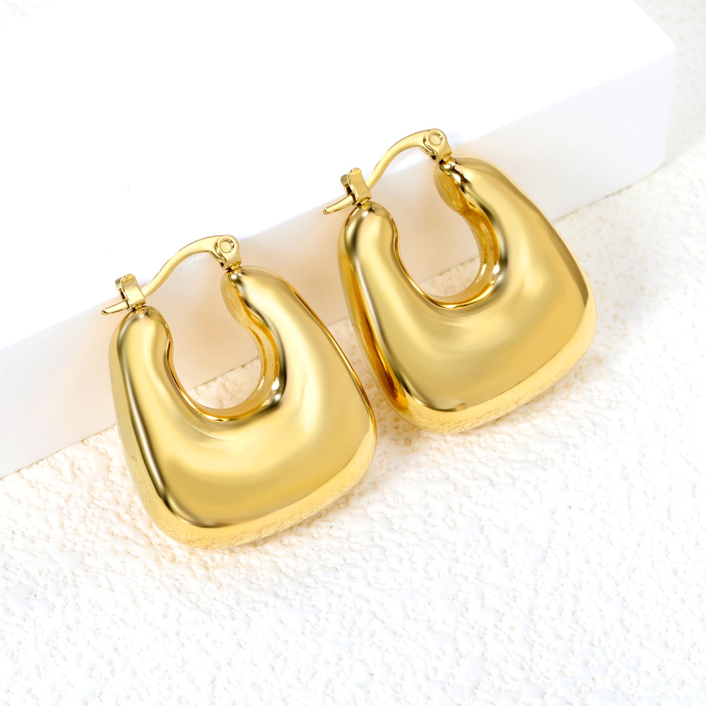 Wholesale Elegant Crescent - Shaped Gold Earrings for Fashion Wholesalers