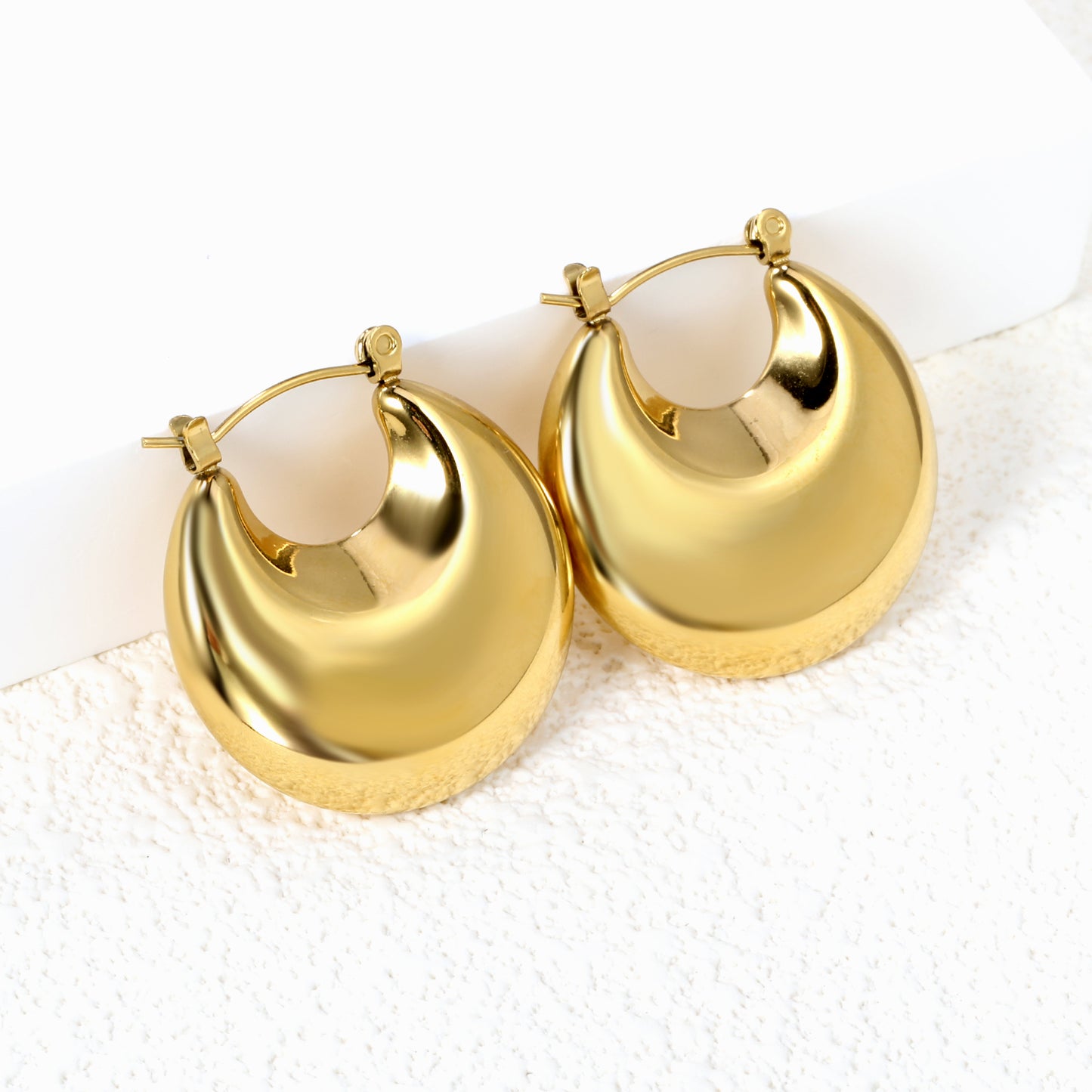 Wholesale Hollow - Patterned Gold U - shaped Earrings for Accessory Vendors