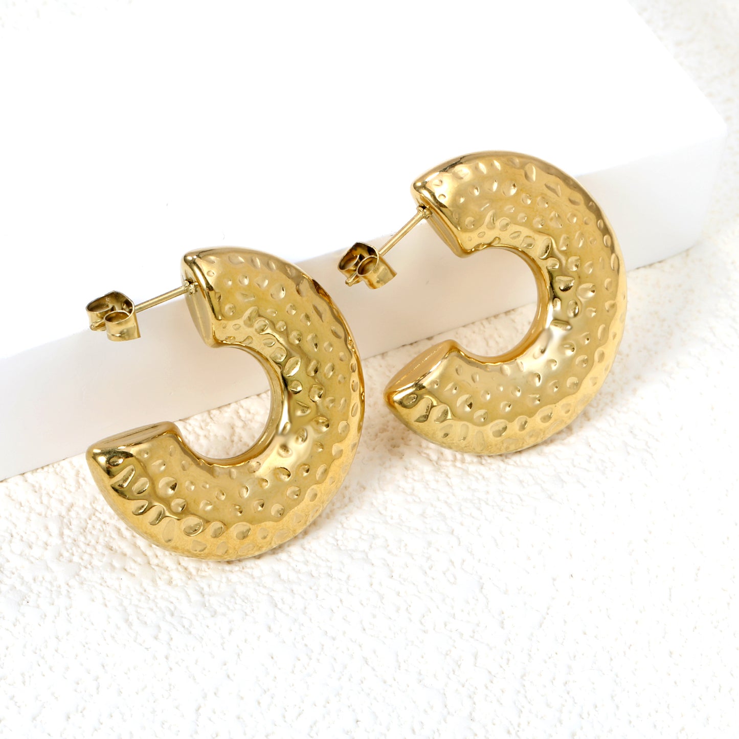 Wholesale Intricate Hollow Gold C - shaped Earrings for Jewelry Vendors