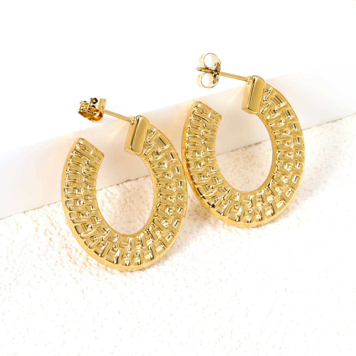 Wholesale Elegant Curved Gold Earrings for Jewelry Retailers