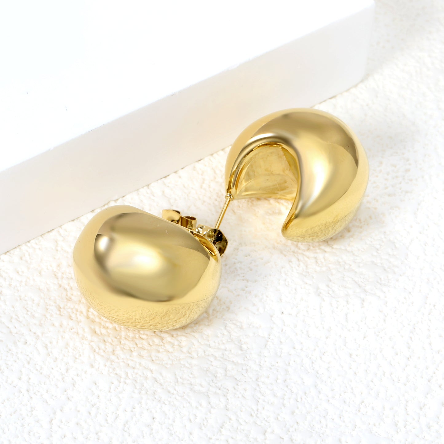 Wholesale 18K Gold Crescent Shaped Earrings Mysterious Style