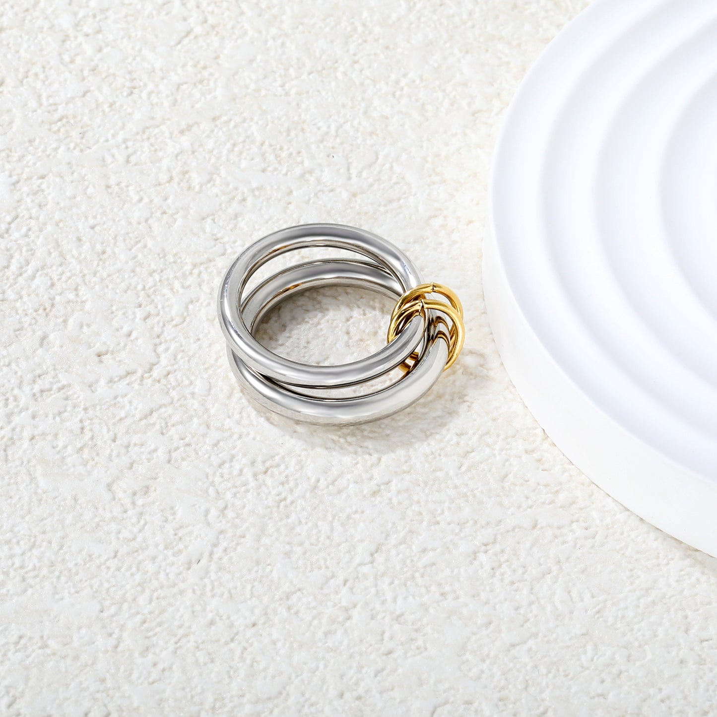 Wholesale 18K Gold Plated Multi-Loop Interlock Ring Twisted Circle Sculpture Light Luxury Art