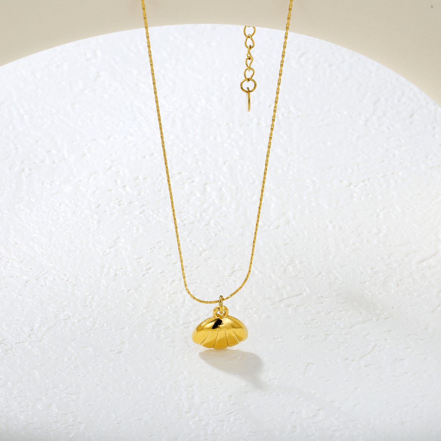 Wholesale 18K Gold Plated Shell Pendant Necklace Textured Surface Natural Theme Luxury