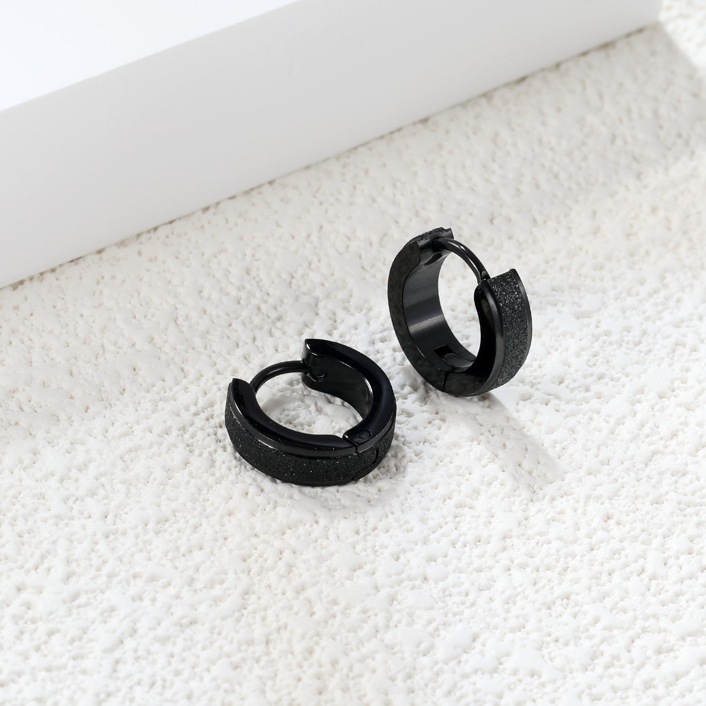 Wholesale stainless steel black round stud earrings with glitter and a matte finish