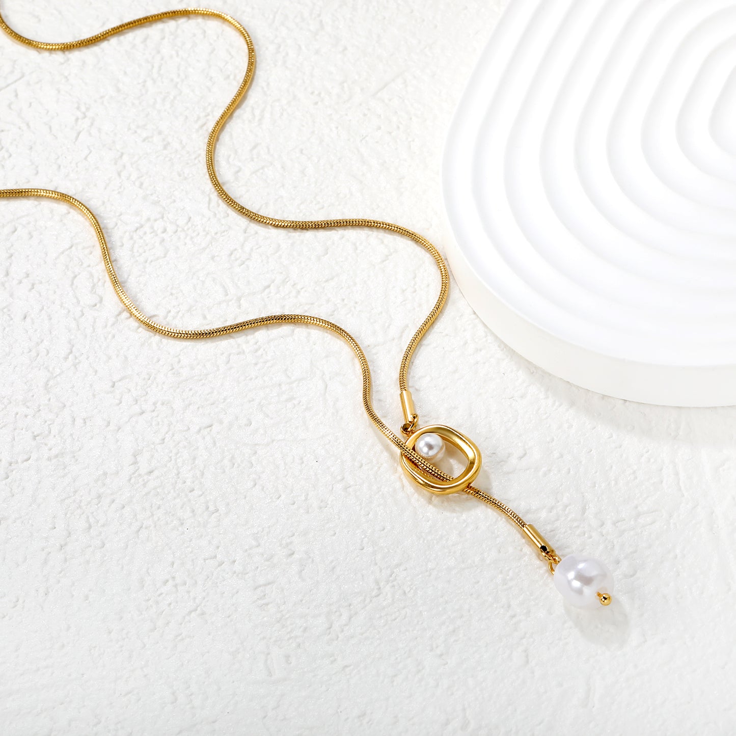 Wholesale 18K Gold Plated Heart Circle Pearl Necklace Suspended Pearl Accent Natural Elegance