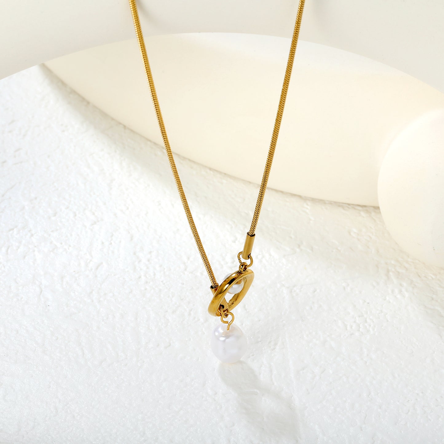 Wholesale 18K Gold Plated Heart Circle Pearl Necklace Suspended Pearl Accent Natural Elegance