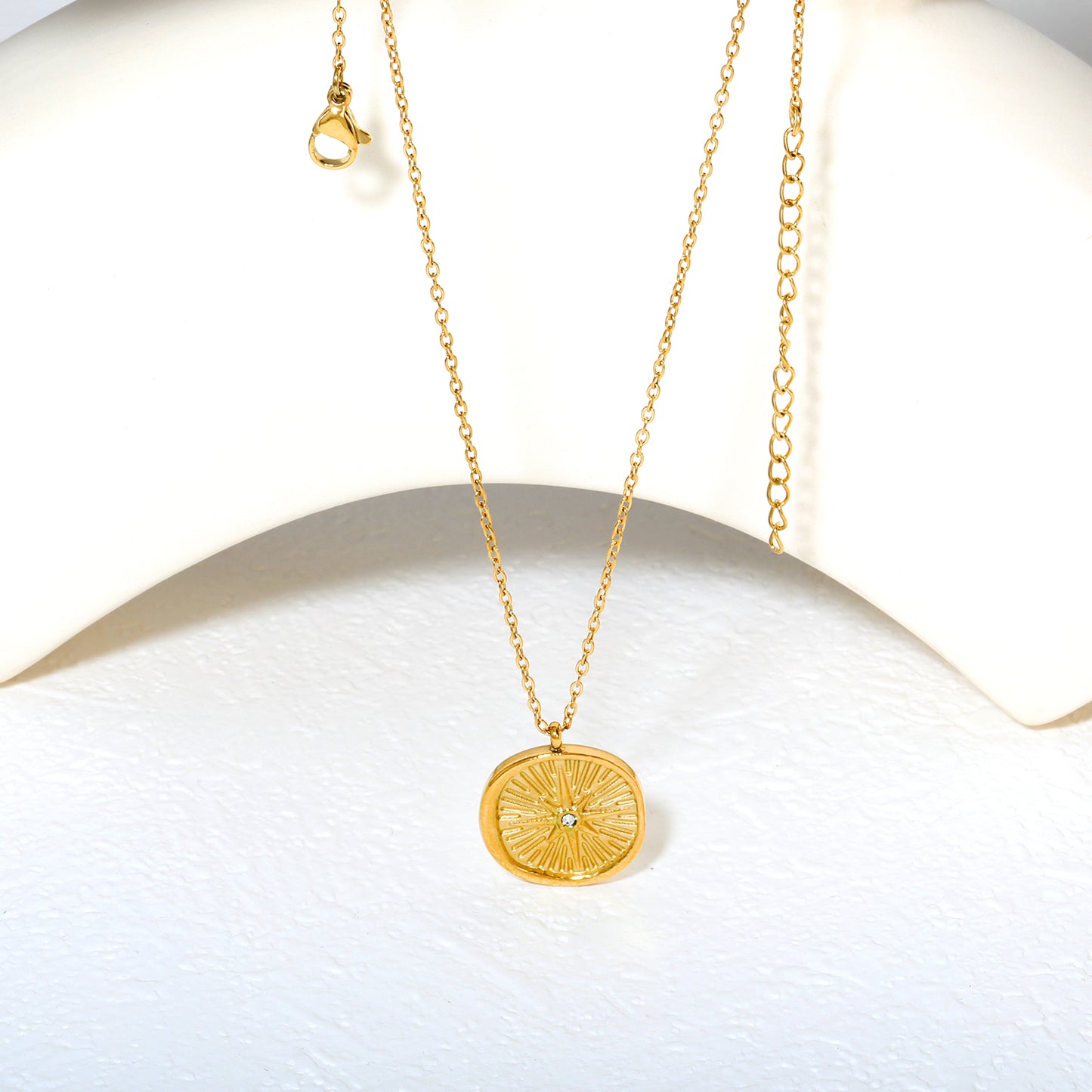 Wholesale 18K Gold Plated Sunburst Diamond Medallion Necklace Radial Texture Light Luxury