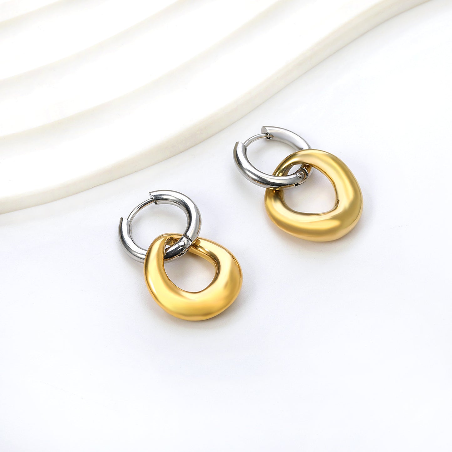 Wholesale Stainless Steel Circle with Shaped Circle Stud Earrings Interlocking Gold