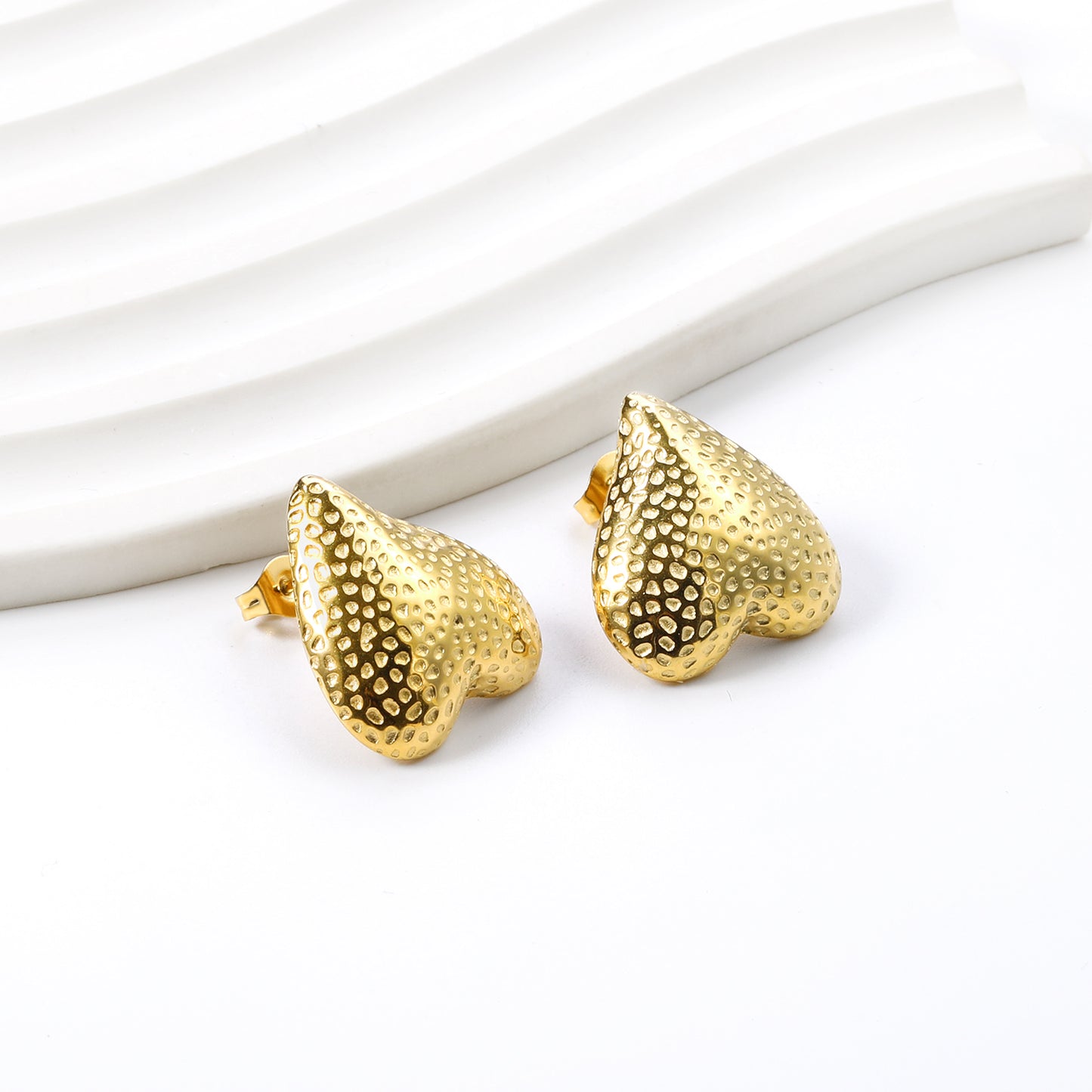Wholesale 18k Gold Inverted Peach Heart Pitted Face Earrings