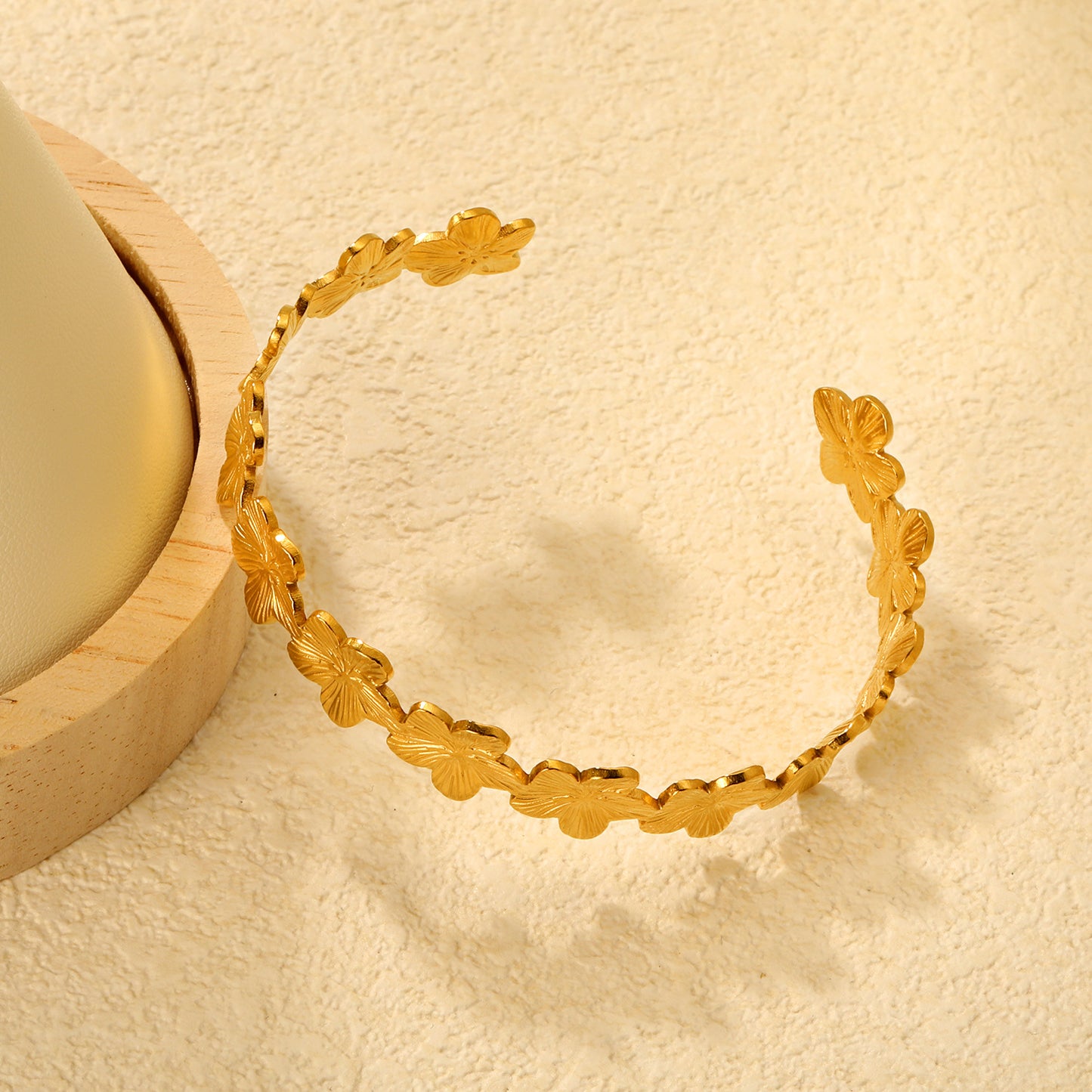 Wholesale Waterproof PVD Gold Sculpted Flower Relief-Textured Open Bangle