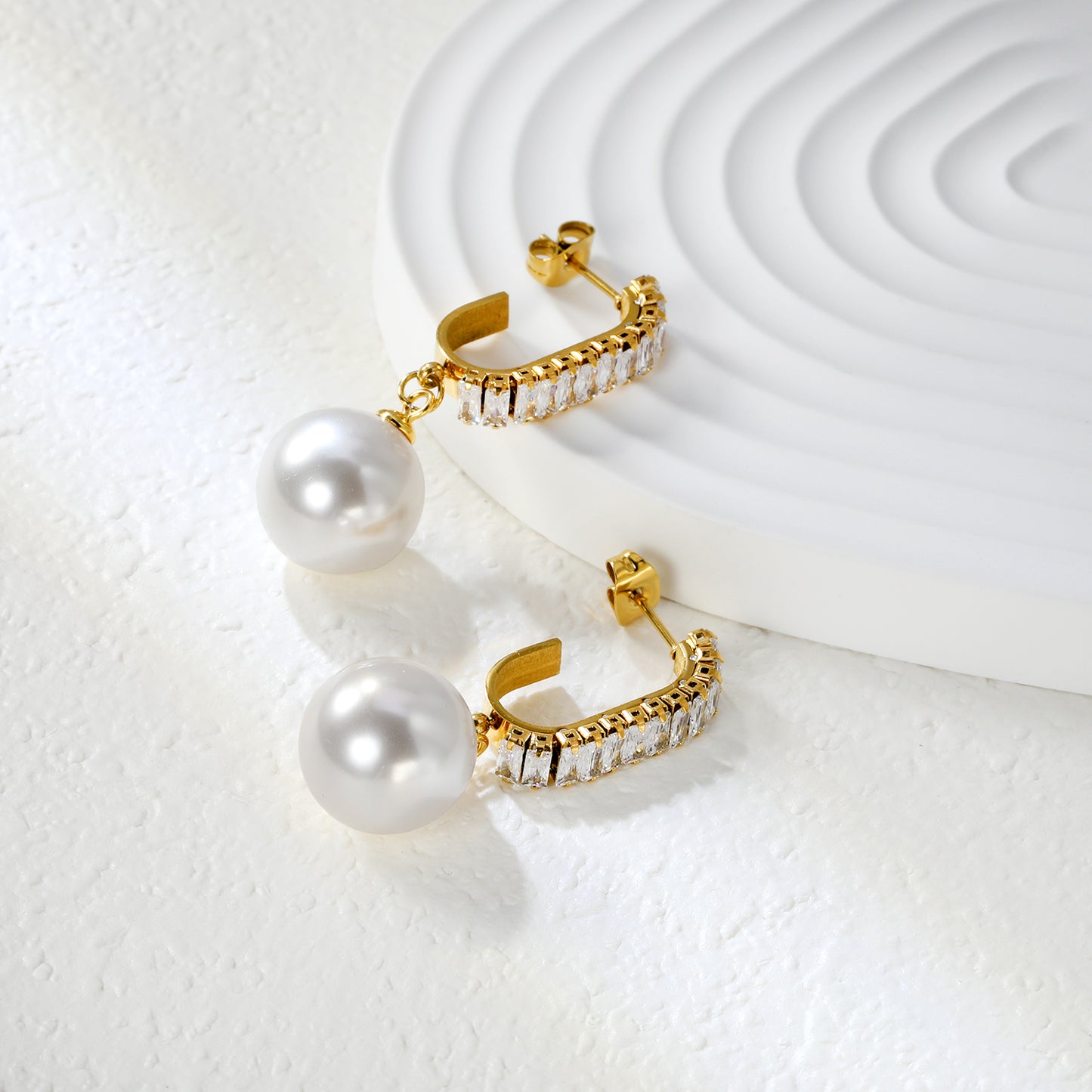 Bulk 18K Gold Plated Luxe Pearl C-Zircon Stud EarringsClose-ups of the gold plating and details