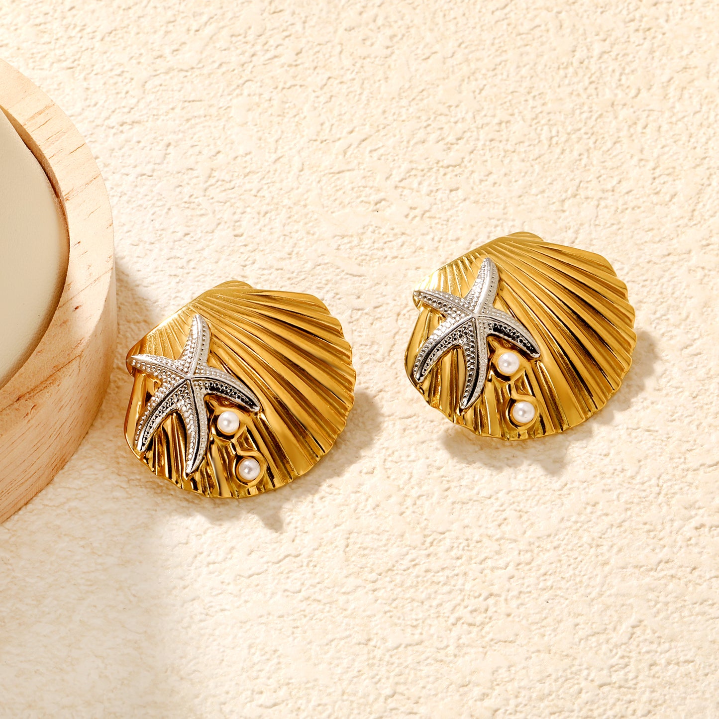Bulk Waterproof PVD Gold Plated Starfish Seashell Pearl StudsDetailed scene image