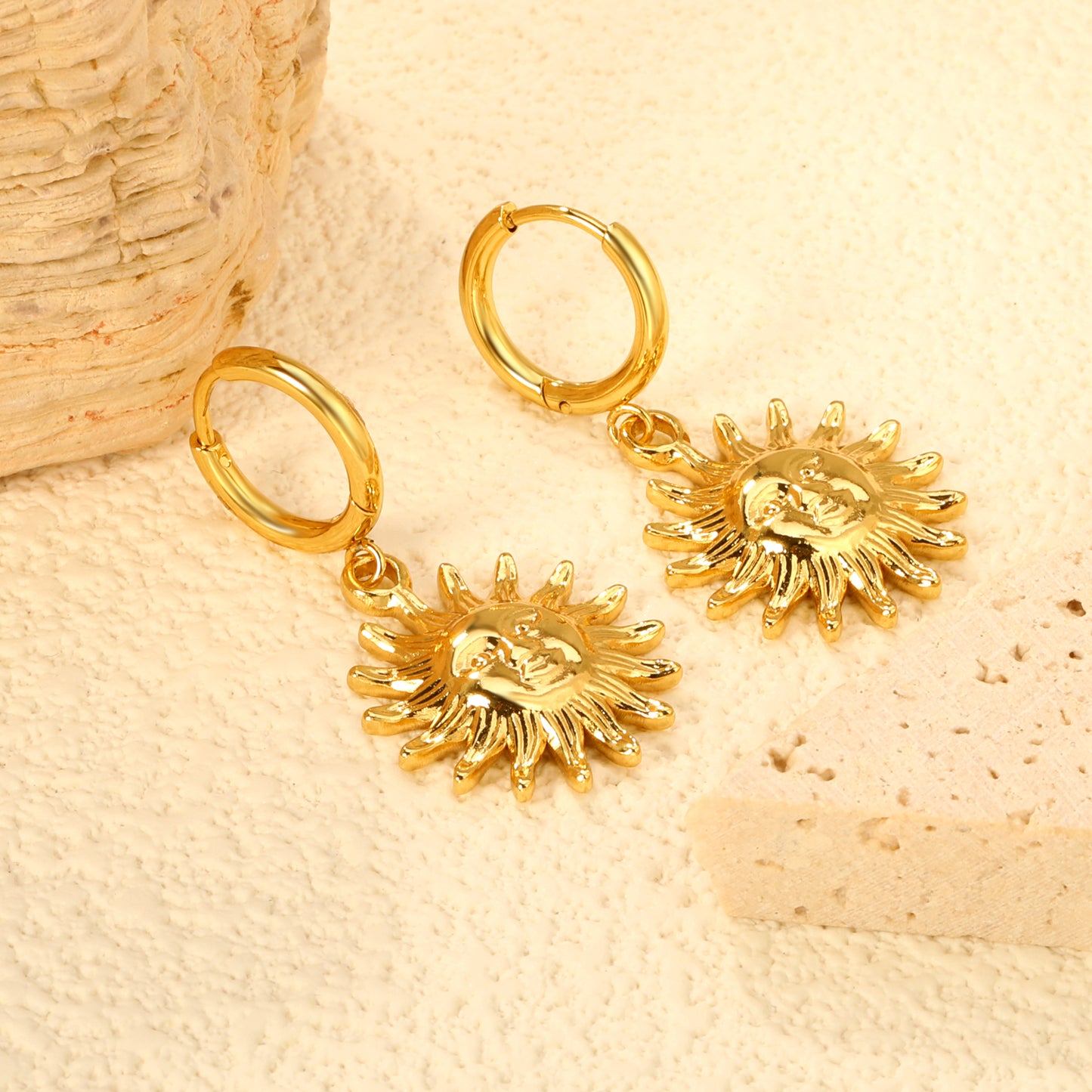 Gold earrings + sun pendant earrings jewelry supplierClose-ups of the gold plating and details