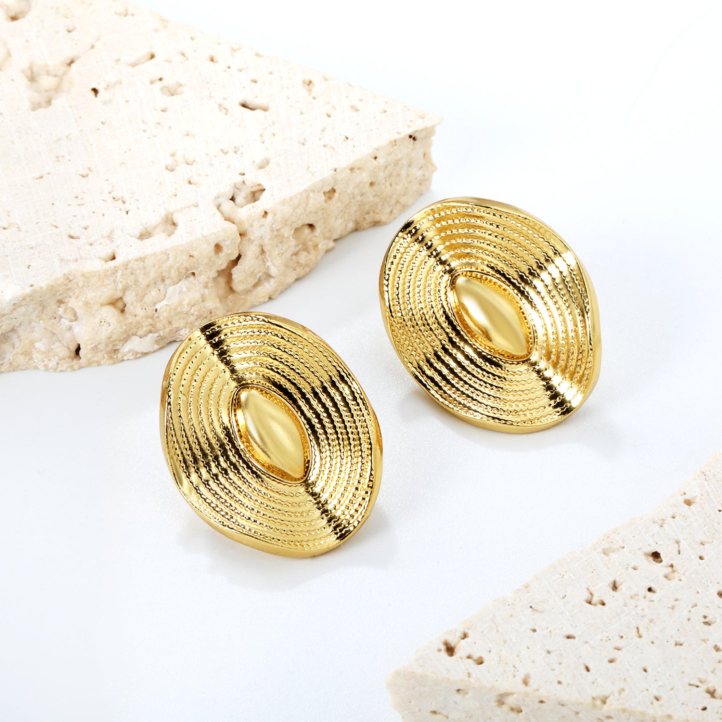 Golden oval wave piece earrings jewelry supplierClose-ups of the gold plating and details