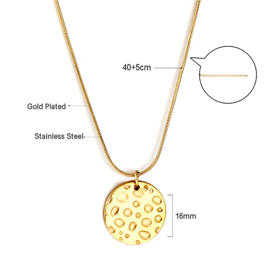 Wholesale 18K Gold Patterned Circle Necklace Chic Style