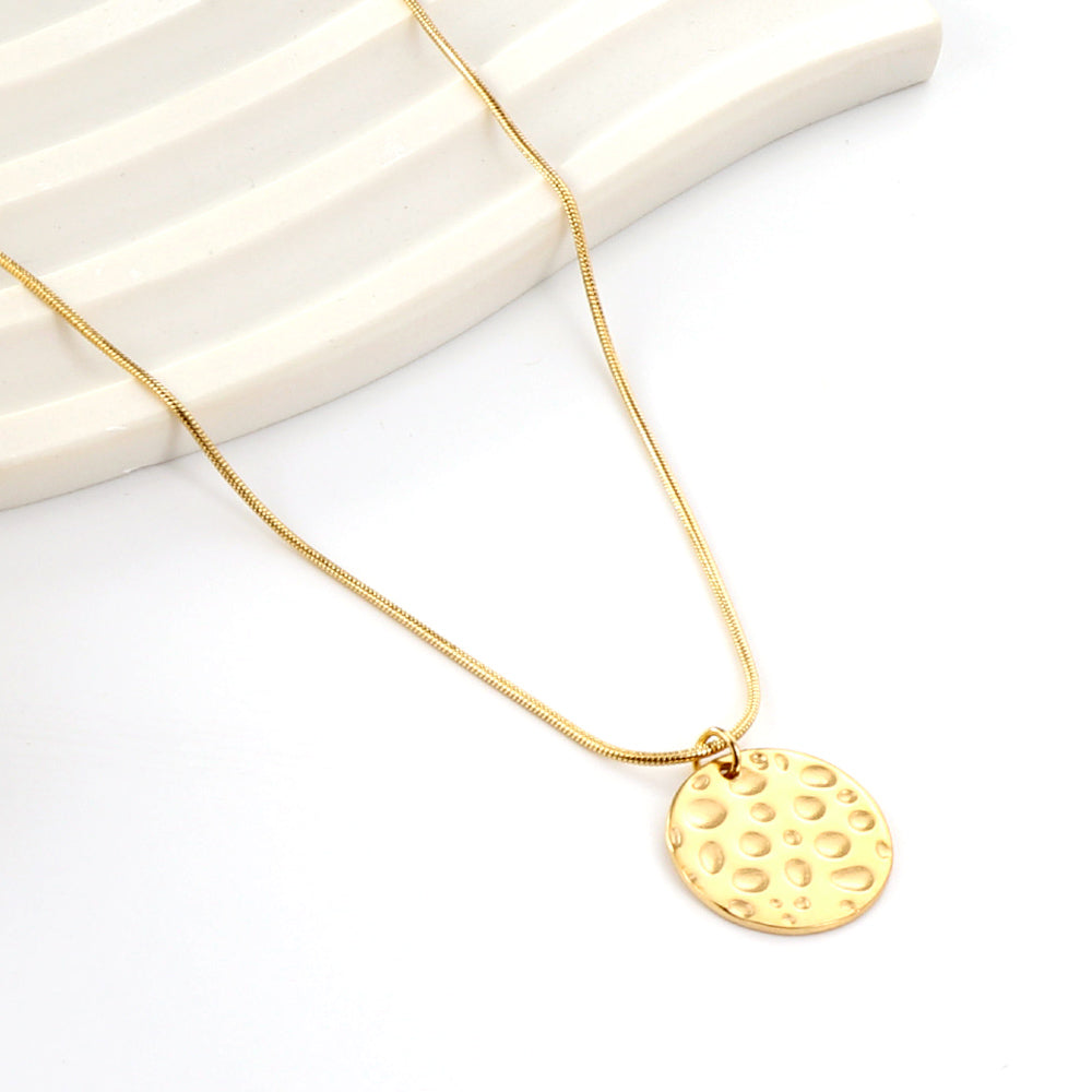 Wholesale 18K Gold Patterned Circle Necklace Chic Style