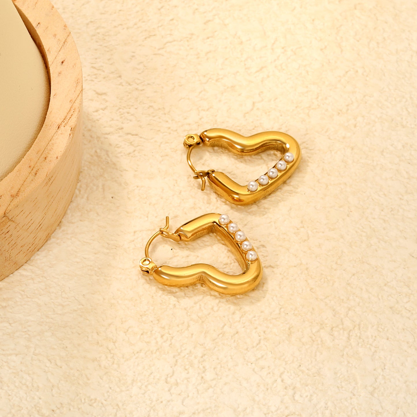 Wholesale 18K Gold Plated Openwork Heart Earrings Diamond Accent Festival CelebrationClose-ups of the gold plating and details