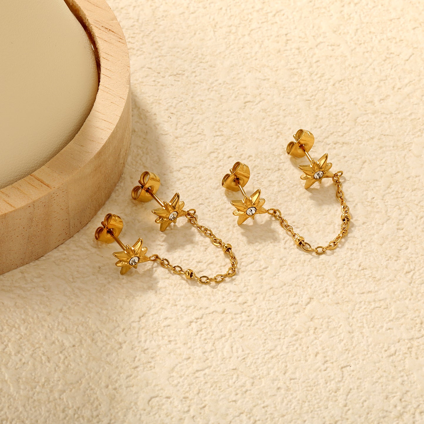 Wholesale 18K Gold Plated Star and Chain Earrays Celestial Theme Festival LuxuryClose-ups of the gold plating and details