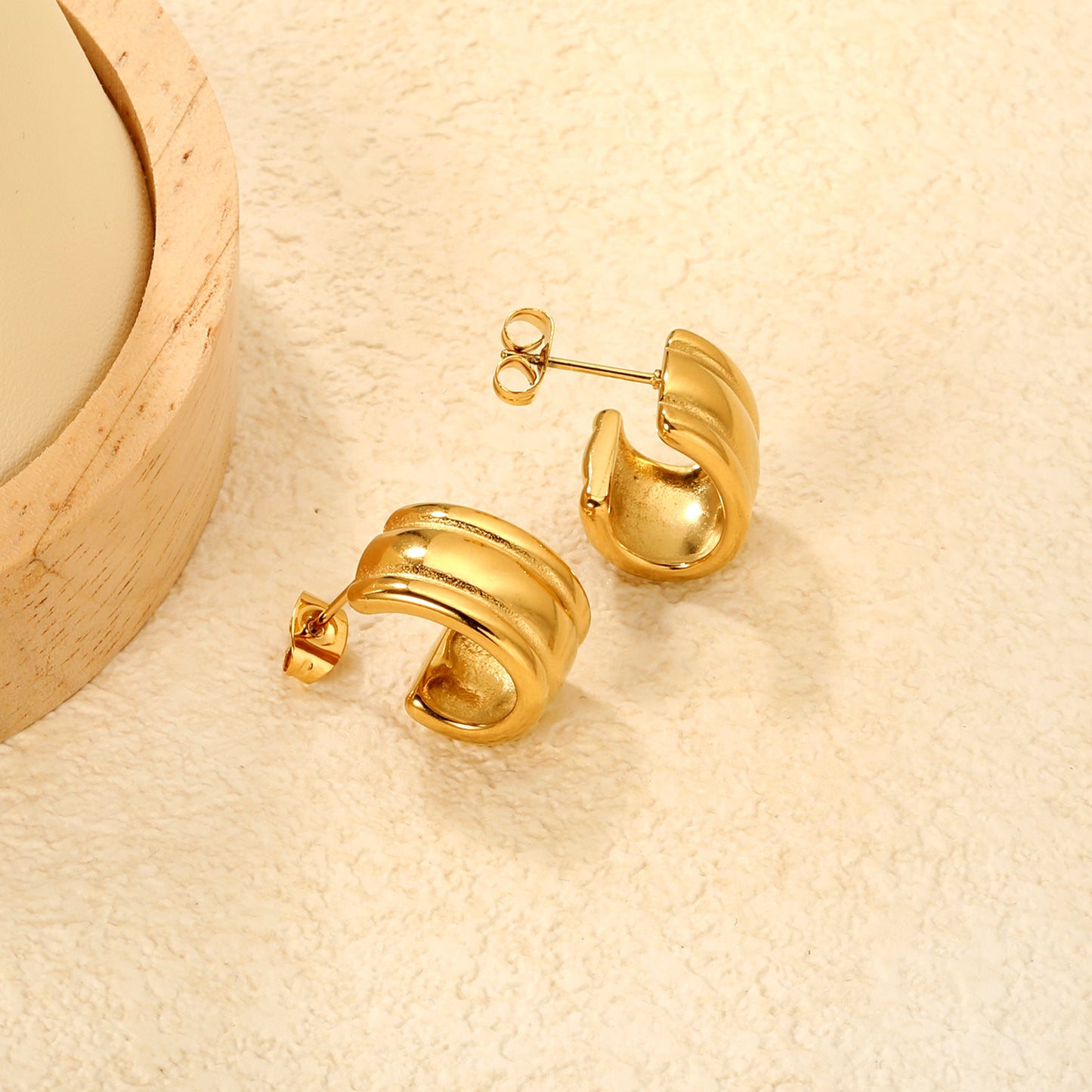 Wholesale 18K Gold Plated Wide C-Hoop Earrings Industrial Texture Vintage LuxuryClose-ups of the gold plating and details