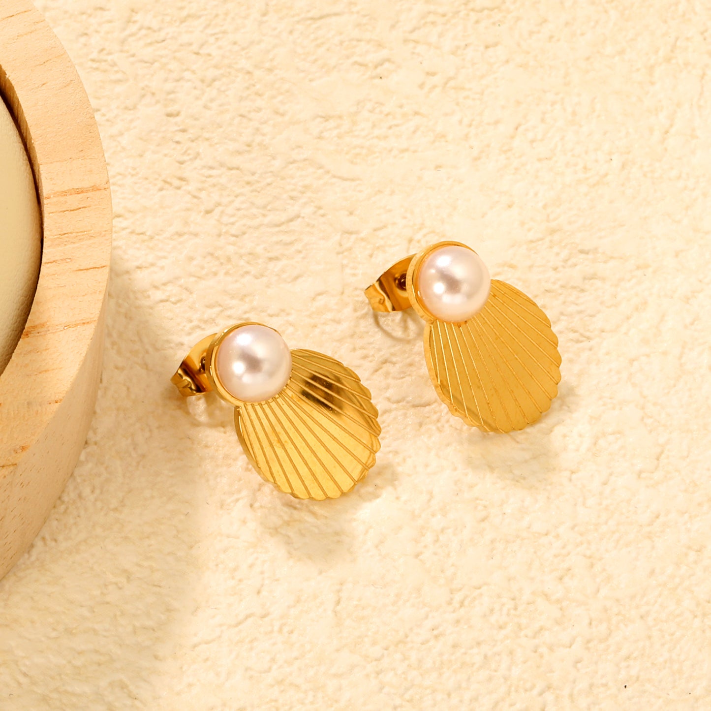 Wholesale Waterproof PVD Gold Plated Textured Seashell Pearl StudsClose-ups of the gold plating and details