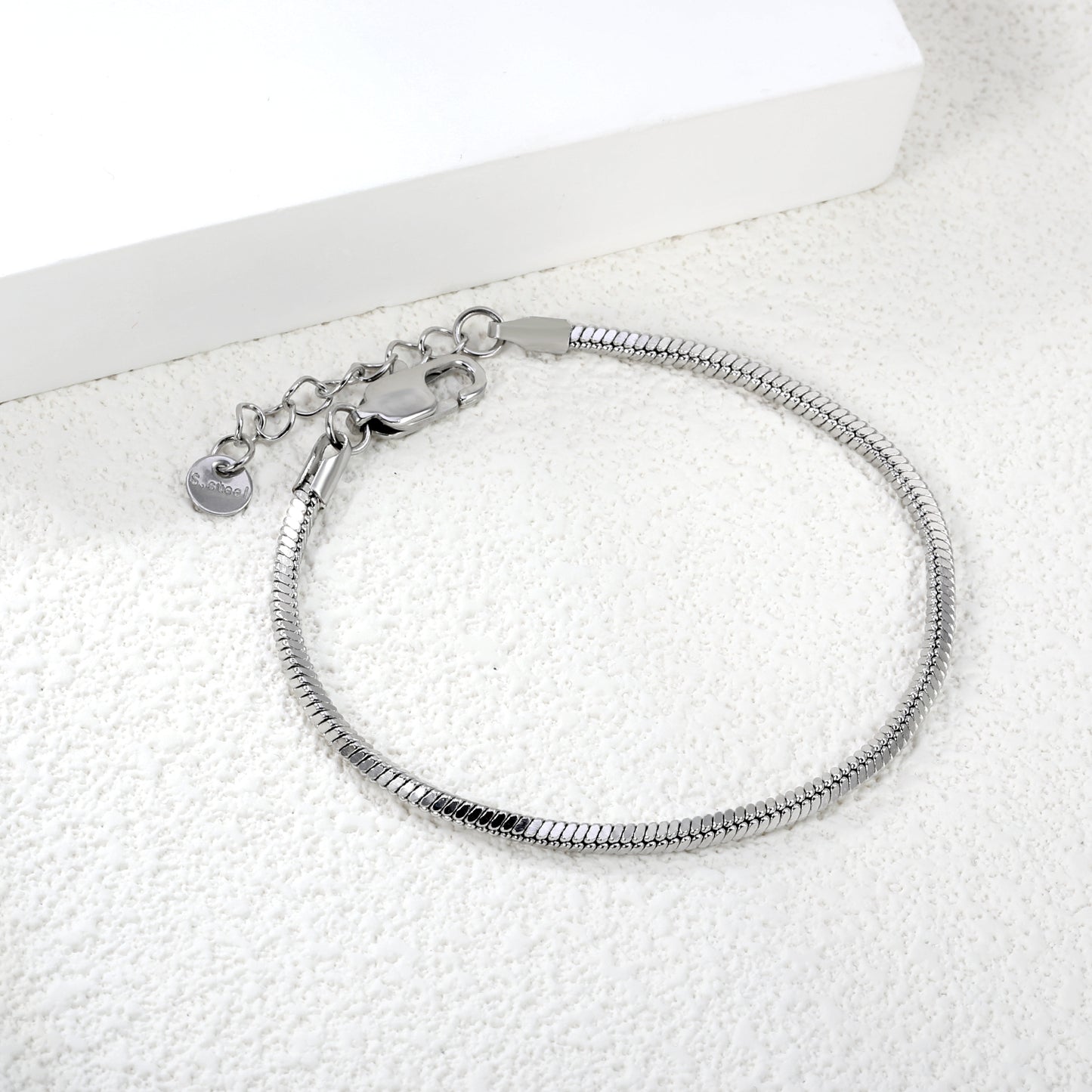 featherlight-luxury-bracelet-design-2.4mm-silver