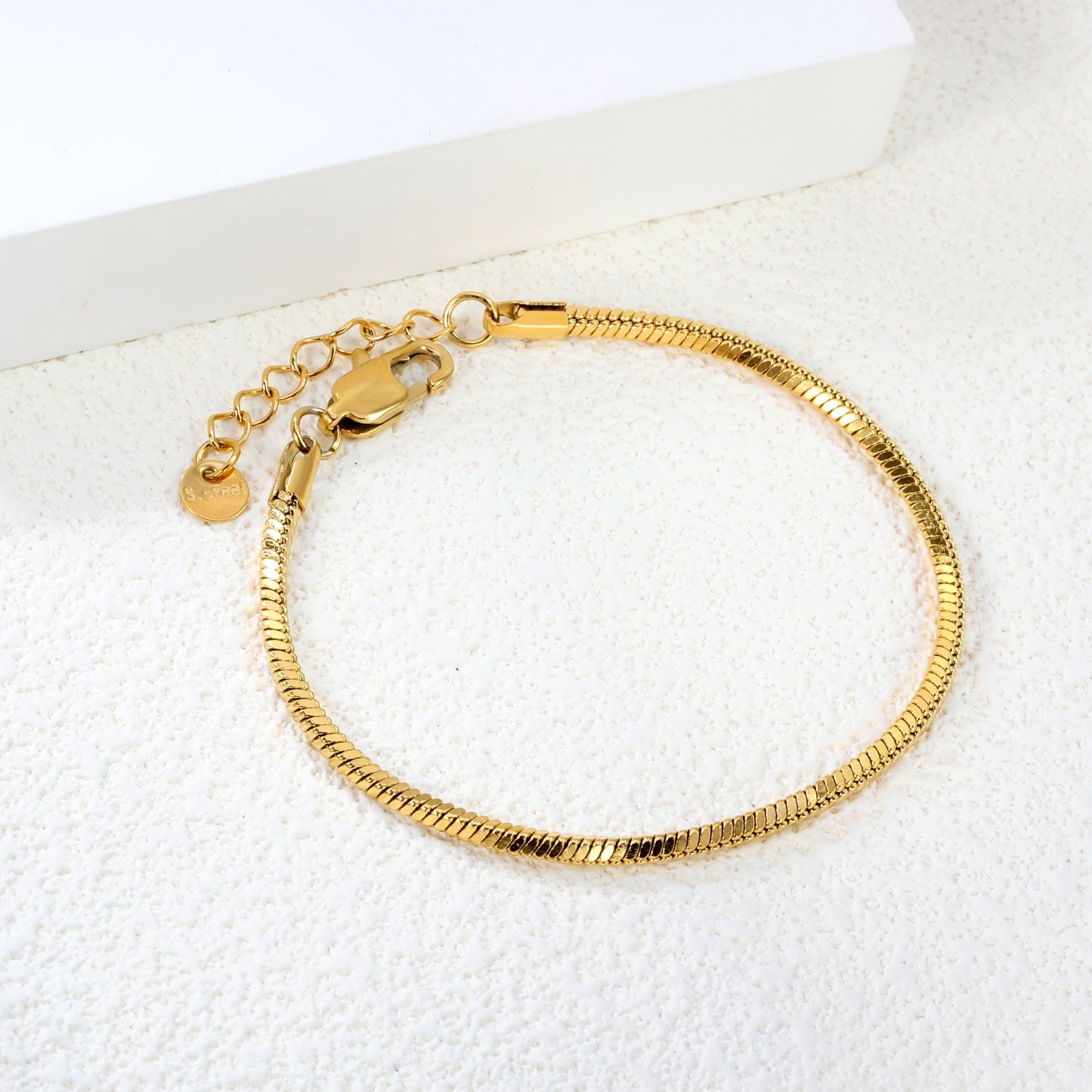 featherlight-luxury-bracelet-design-2.4mm