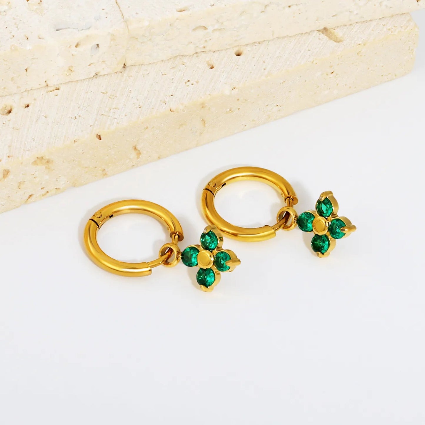 Wholesale four-claw emerald green cubic zirconia flower earrings