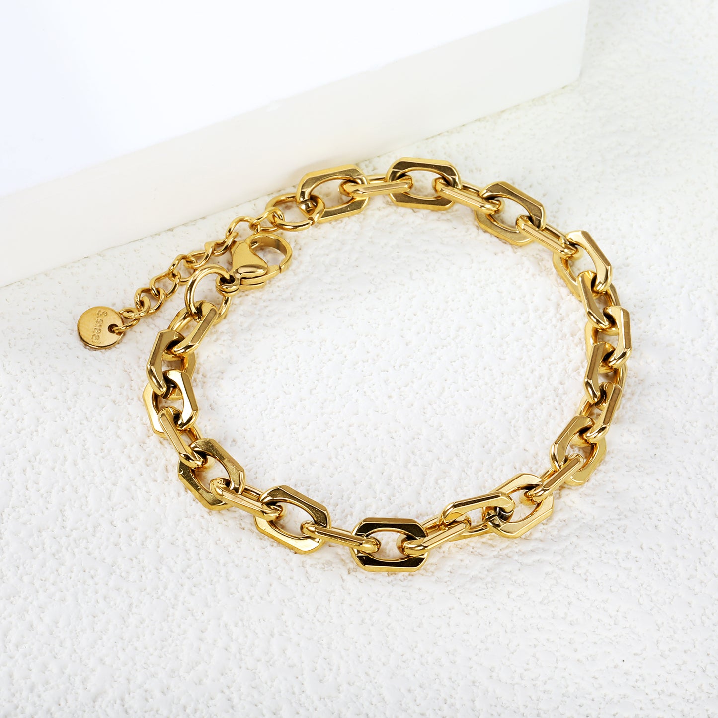 futuristic-luxury-bracelet-design-gold-Bracelet