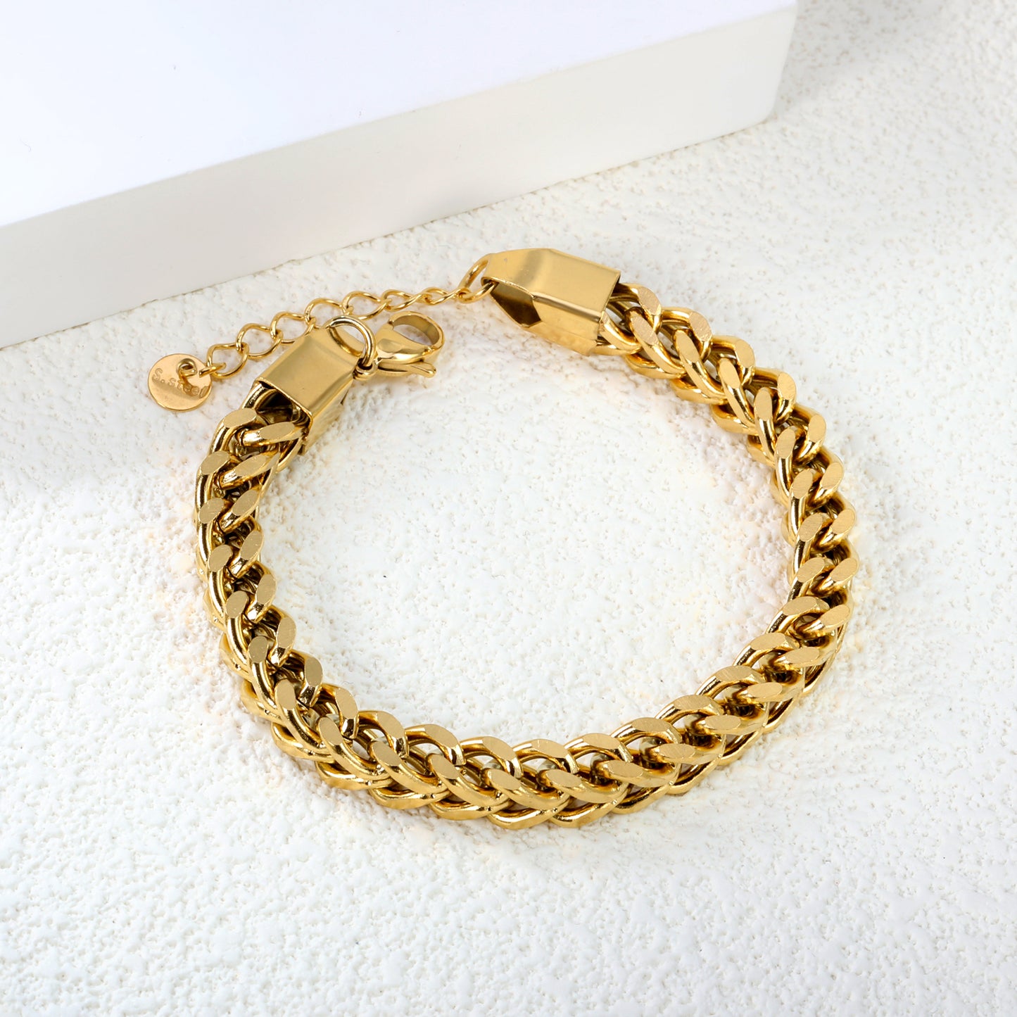 interlocking-links-luxury-gold-jewelry-retro-style