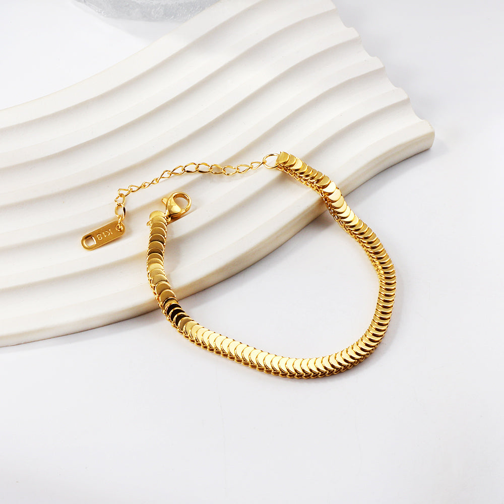 minimalist-luxury-bracelet-design-gold