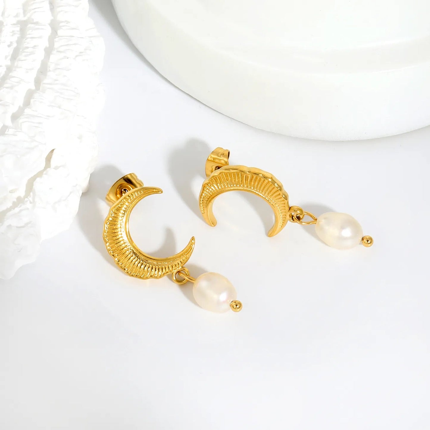 Wholesale 6x8mm natural-look rice shape baroque pearl Earrings