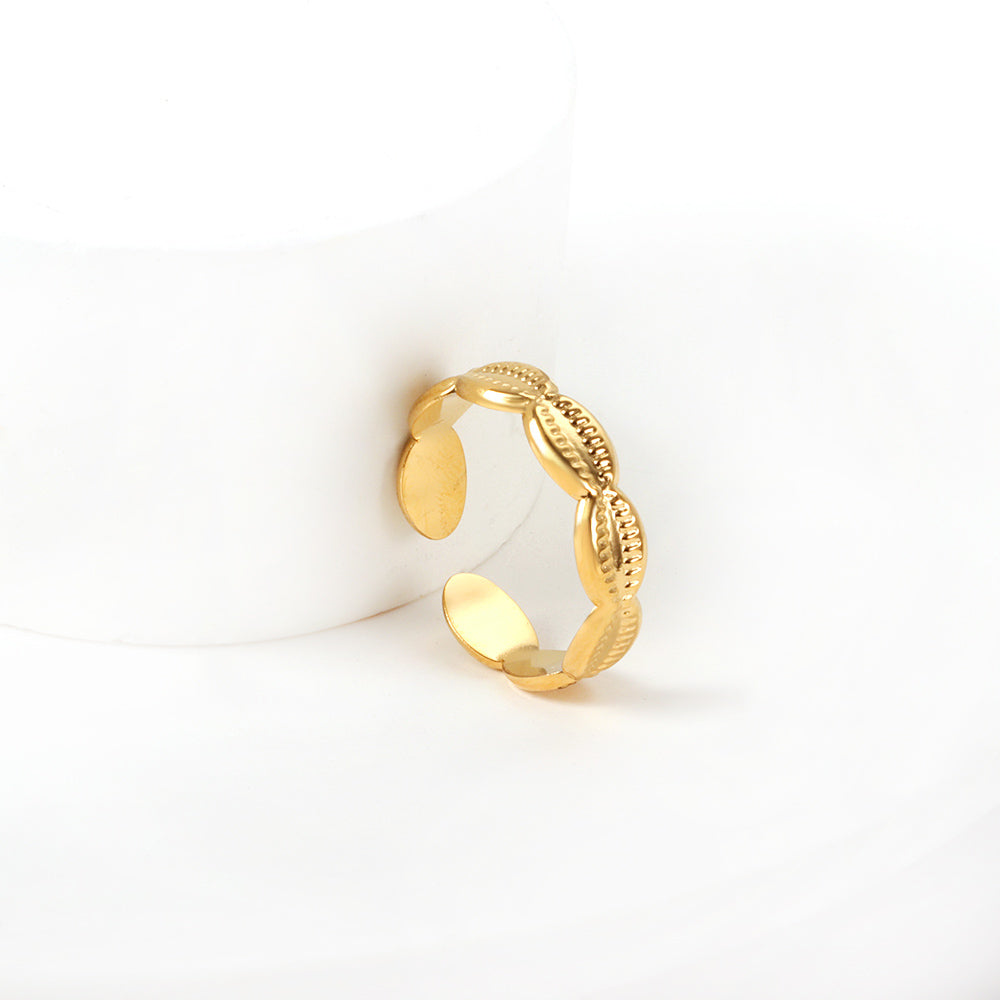 textured-oval-ring-styling-modern-monochrome-outfit-jewelry-inspiration