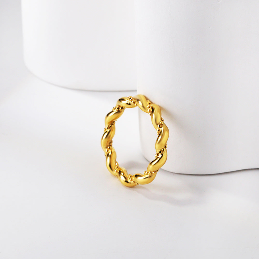 timeless-jewelry-styling-minimalist