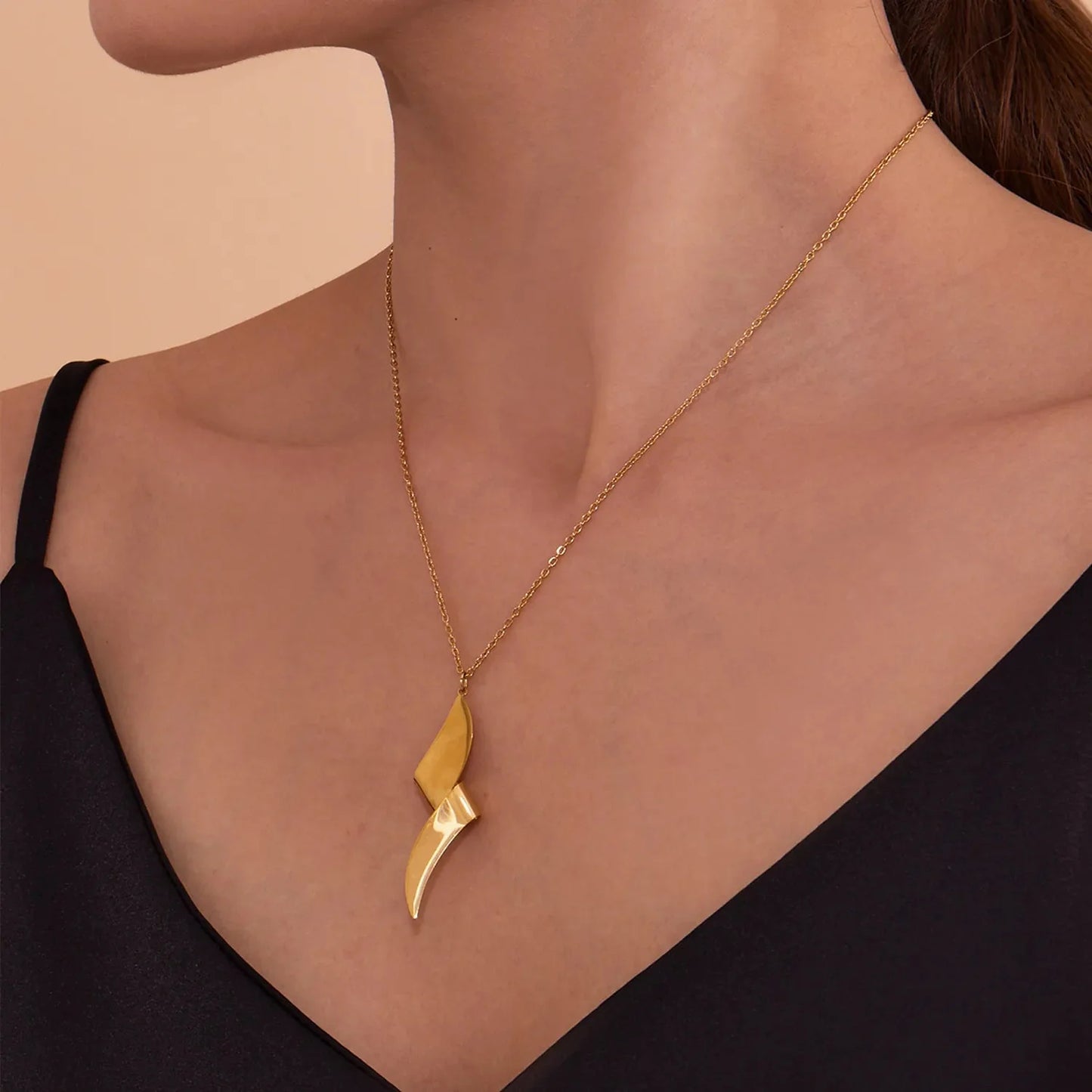 Wholesale Waterproof Two-Tone Spiral Sculpted Fluid Pendant Necklace