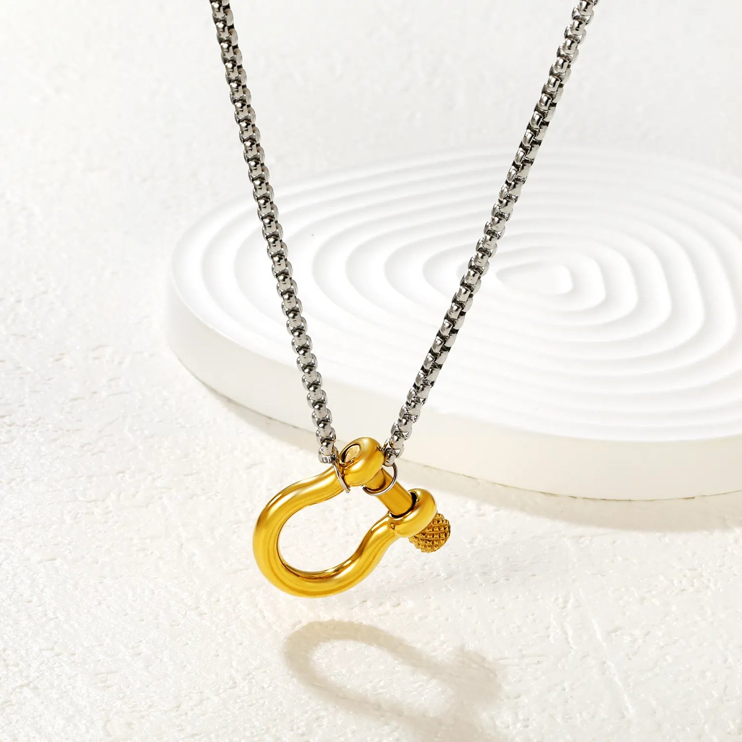 Wholesale Waterproof Two-Tone Sculpted Horseshoe Shackle Necklace