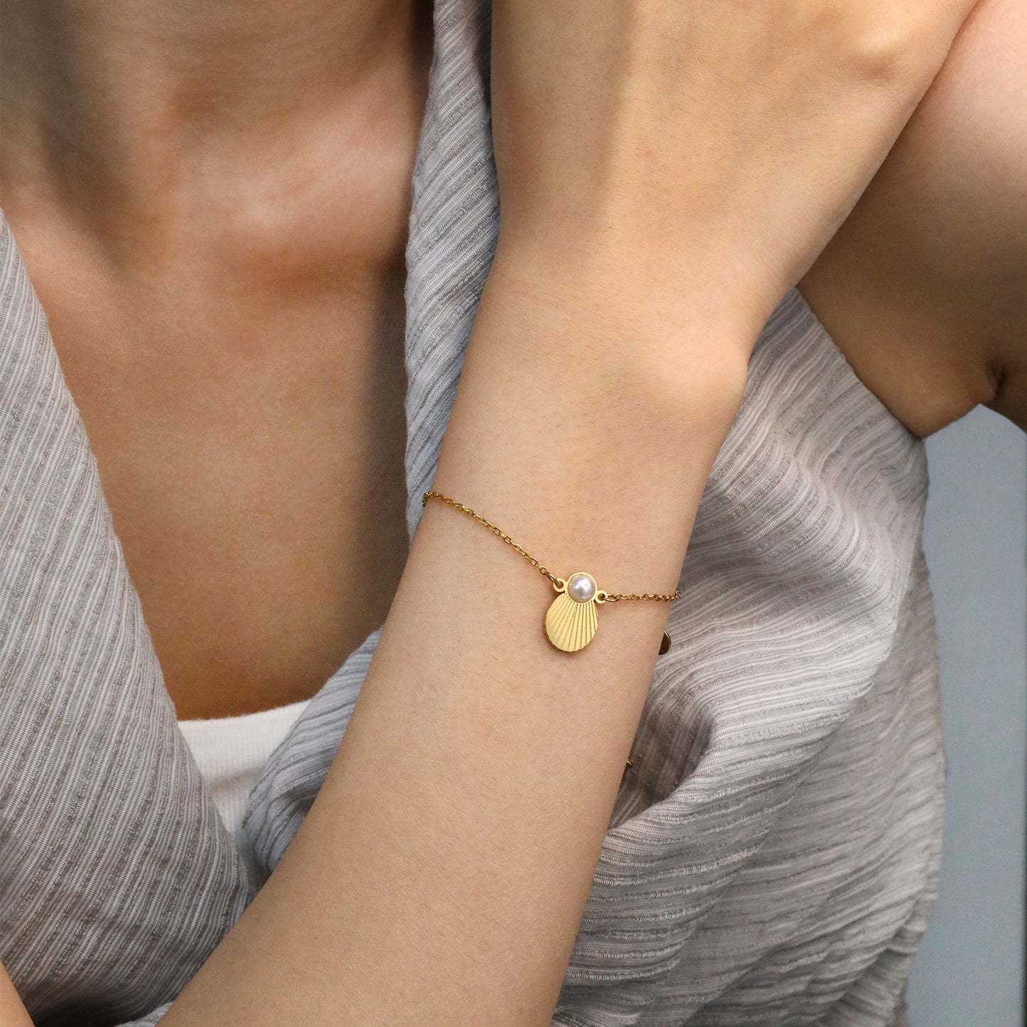 Wholesale Waterproof PVD Gold Pearl & Sculpted Shell Dainty Bracelet