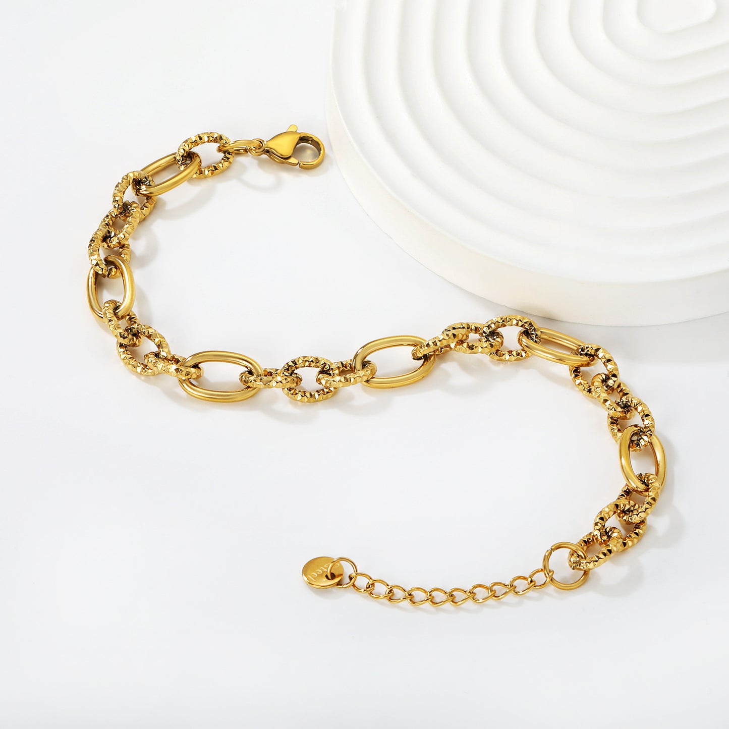Wholesale Waterproof PVD Gold Sculpted Hollow Motif Oval Link Bracelet