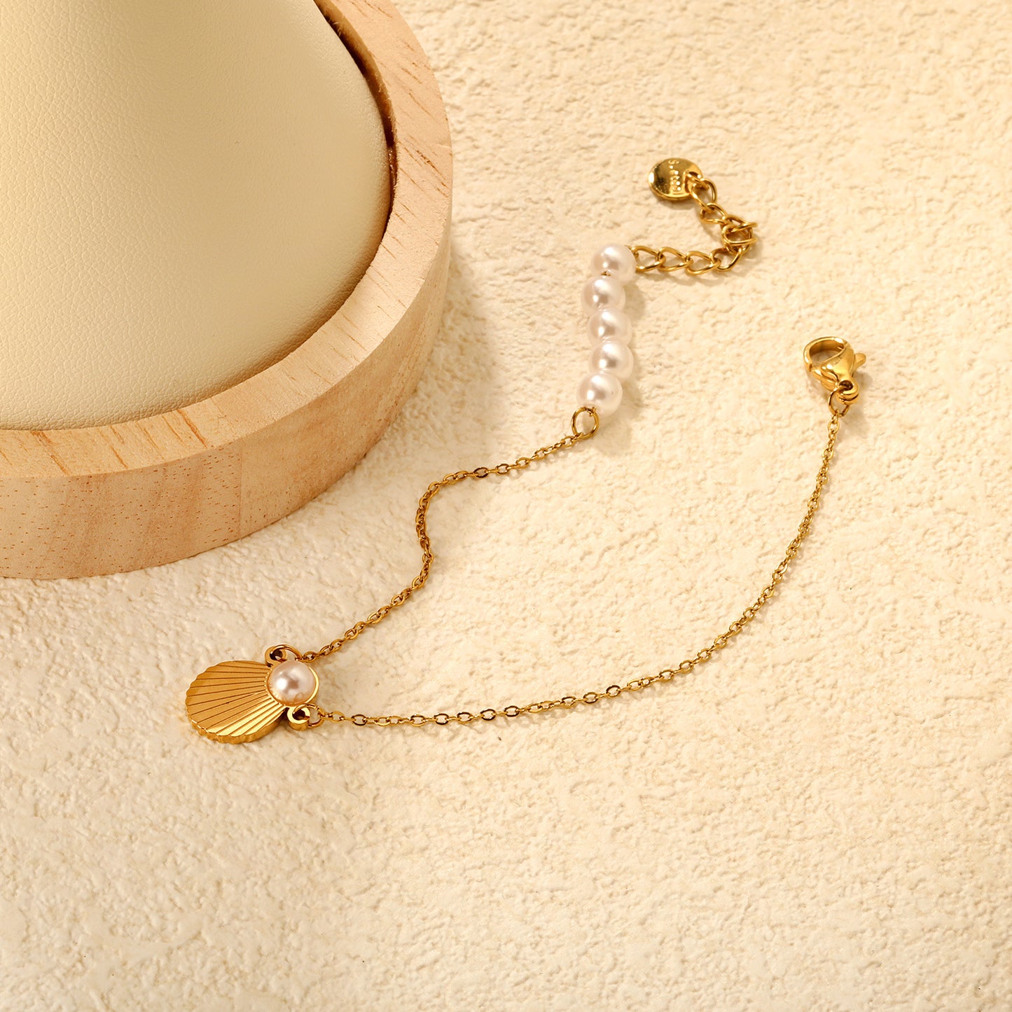 Wholesale Waterproof PVD Gold Pearl & Sculpted Shell Dainty Bracelet