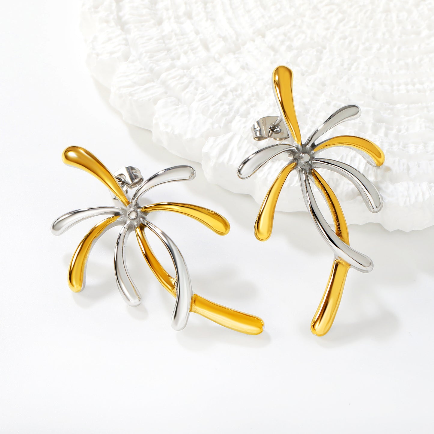 Wholesale Waterproof PVD Gold/Silver Sculpted Palm Tree Studs