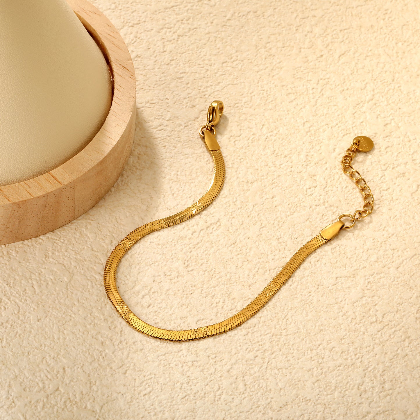 Wholesale Waterproof PVD Gold Polished Sculpted Snake Chain Bracelet
