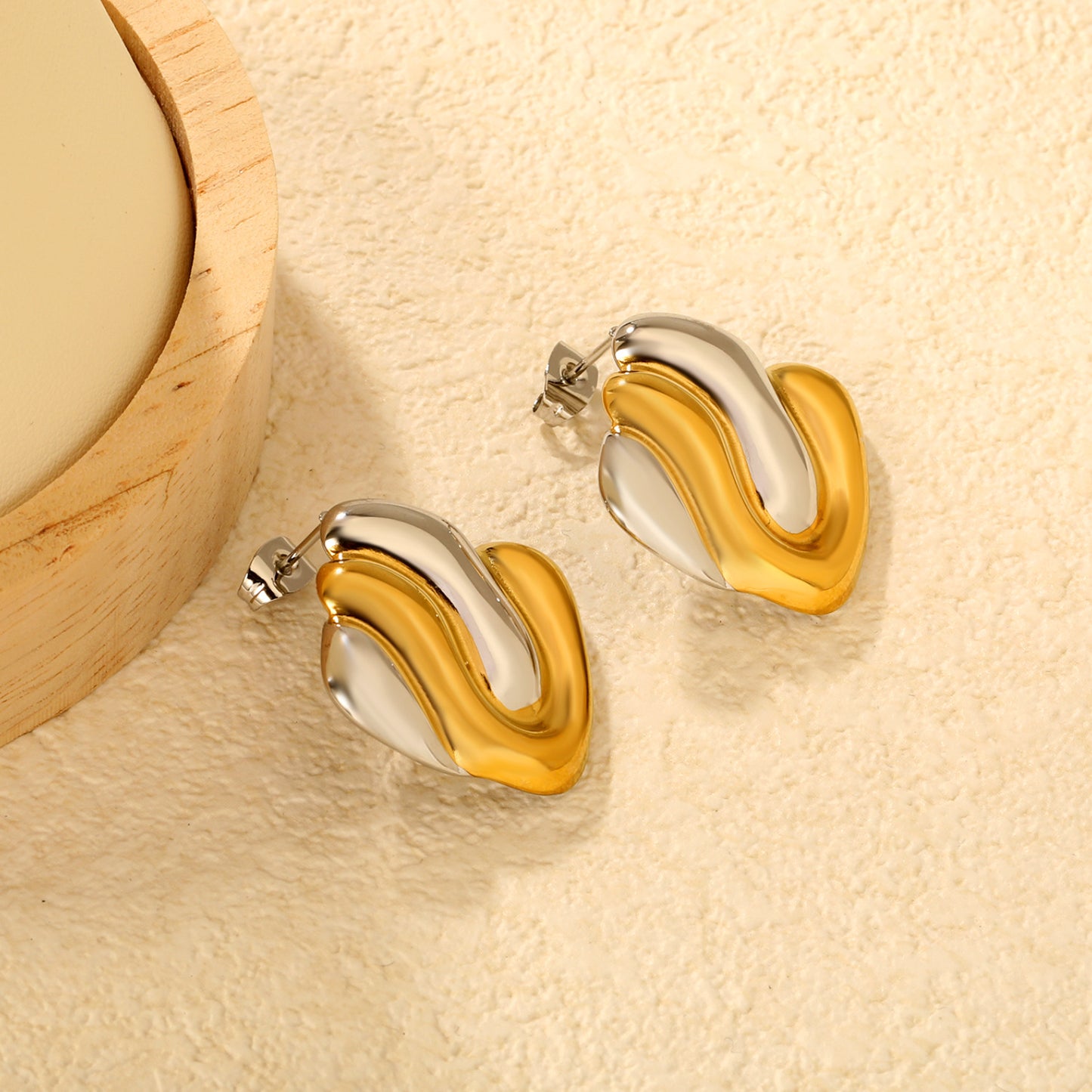 Wholesale Waterproof Two-Tone Sculpted Wave Heart Stud Earrings