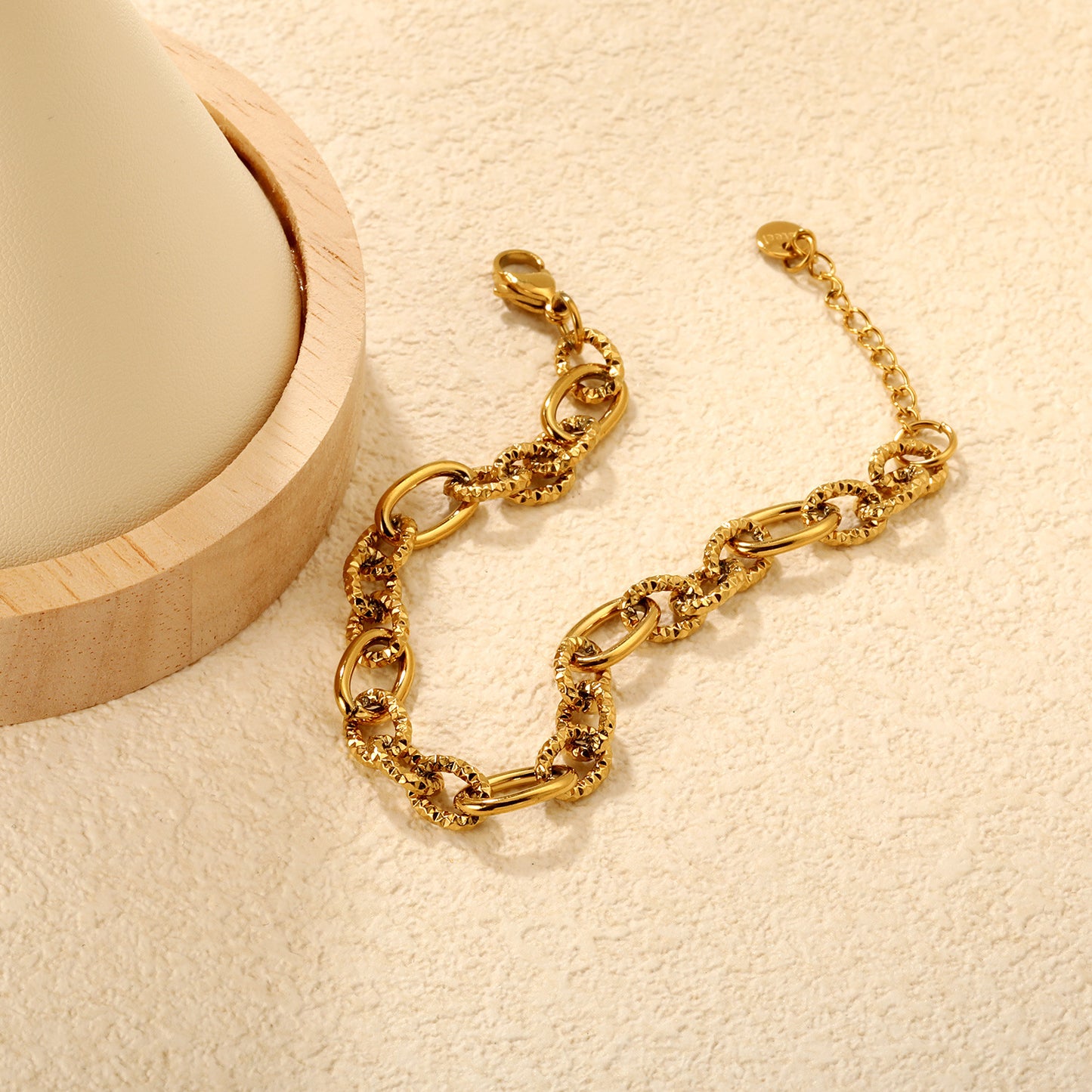 Wholesale Waterproof PVD Gold Sculpted Hollow Motif Oval Link Bracelet