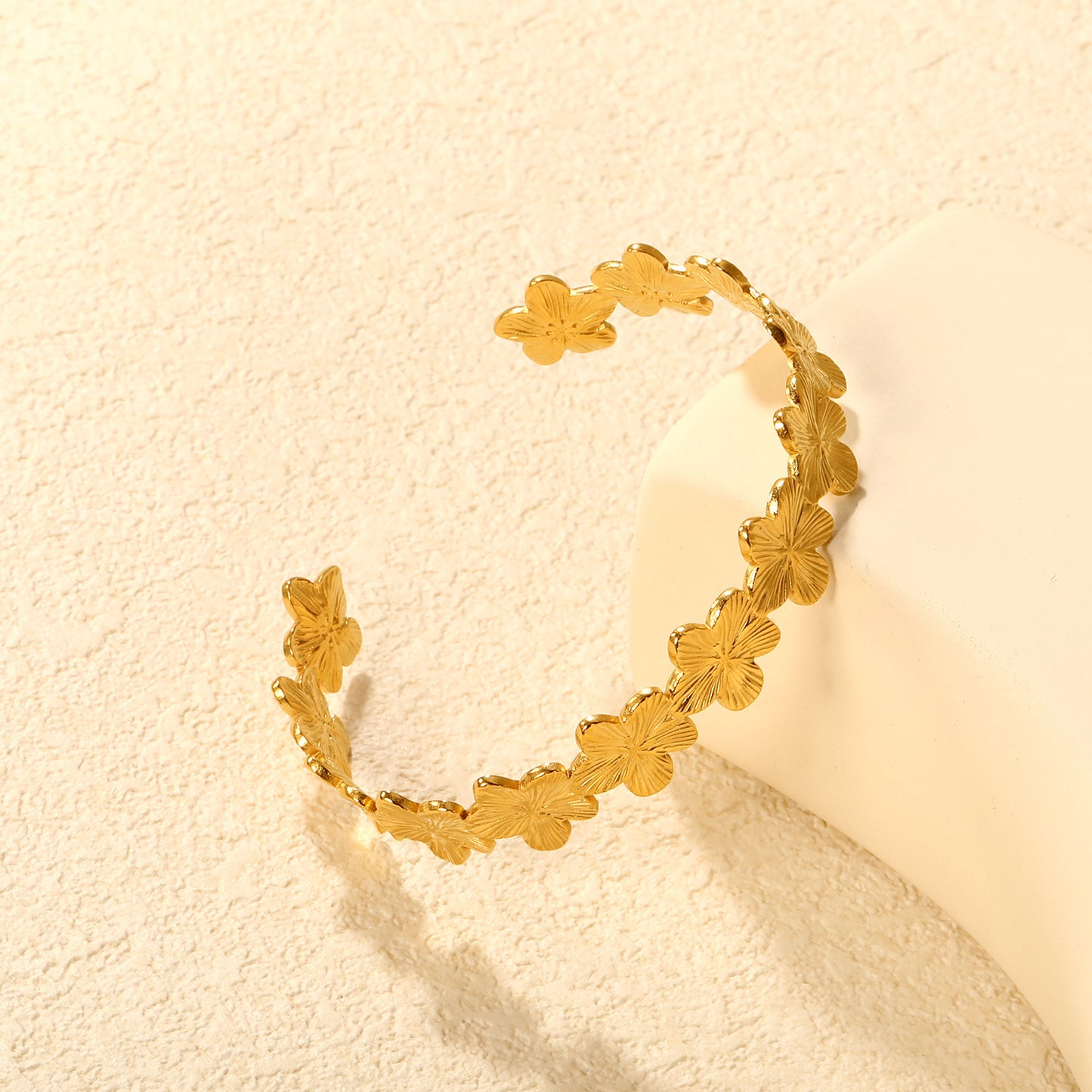 Wholesale Waterproof PVD Gold Sculpted Flower Relief-Textured Open Bangle
