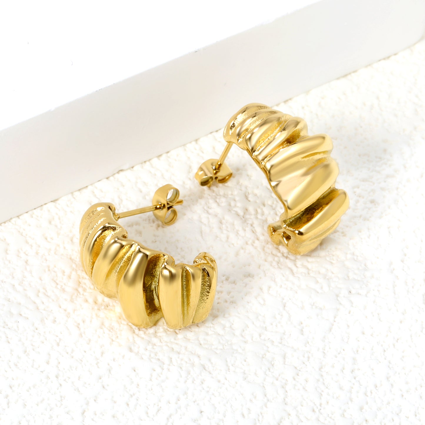 Wholesale 18K Gold Spiral Texture Stud Earrings Stylish & Three dimensional